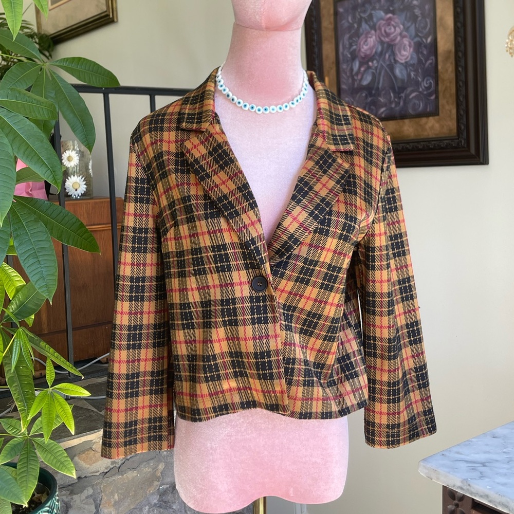 Vintage-Inspired Cropped Plaid Blazer